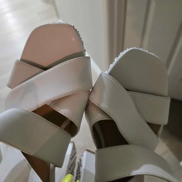 Michael Kors Cream Heels - Picture 4 of 4